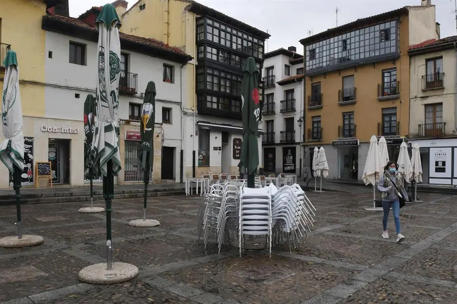 Mesas y sillas apiladas en Le&oacute;n, este viernes. EFE/ J.casares