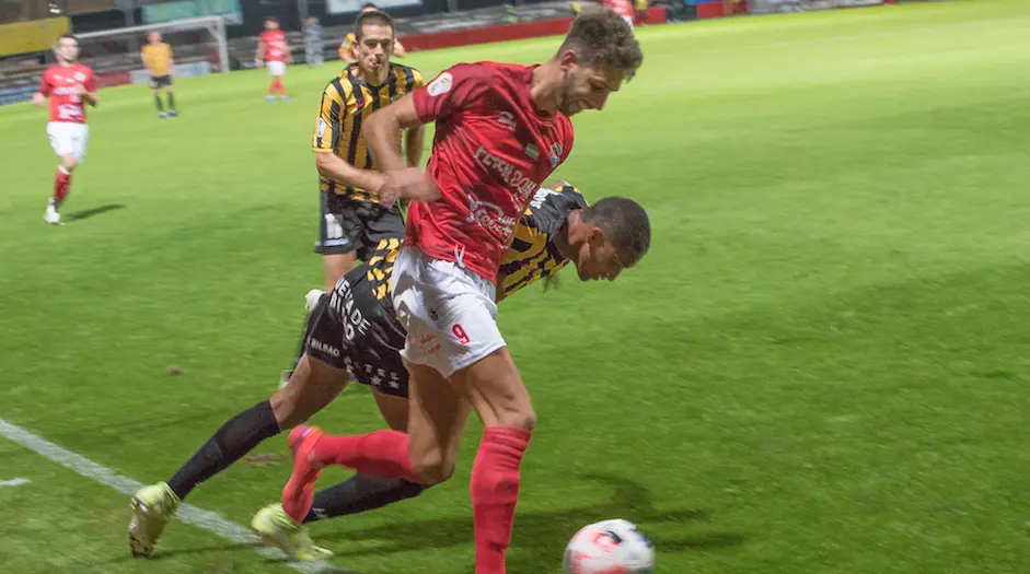 Ivan Argos pugna por un bal&oacute;n en el duelo ante el Portugalete. / ALERTA
