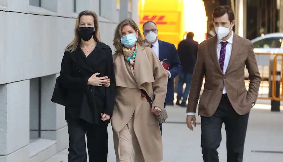 Rosal&iacute;a Iglesias, mujer de B&aacute;rcenas, llega a la Audiencia Nacional, para recoger la ejecutoria de su entrada en prisi&oacute;n. / E. PRESS