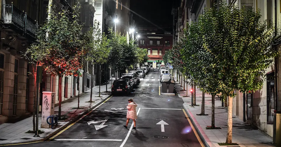 Una persona camina por las calles vac&iacute;as durante el toque de queda en Santander. / HARDY