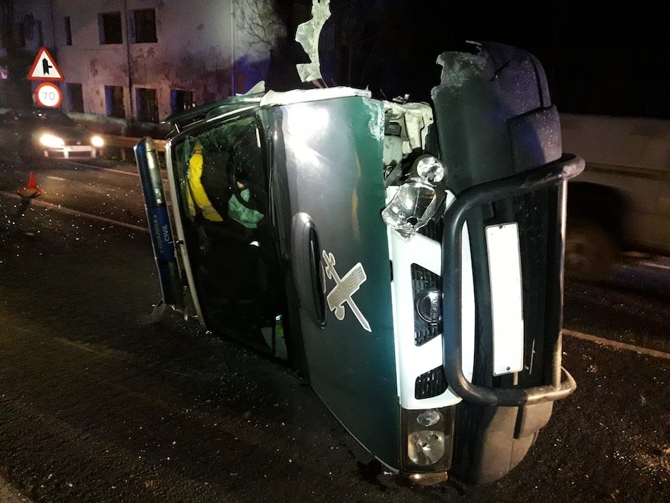 Vista del estado en el que qued&oacute; el coche de la Guardia Civil. / GC