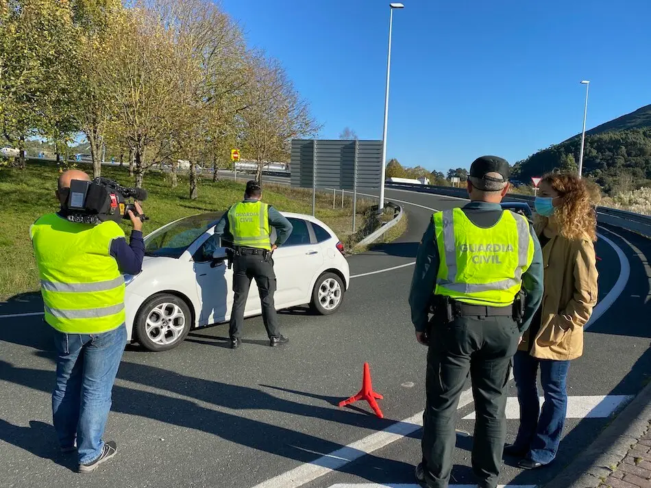 Qui&ntilde;ones en un control de la Guardia Civil este fin de semana. / ALERTA