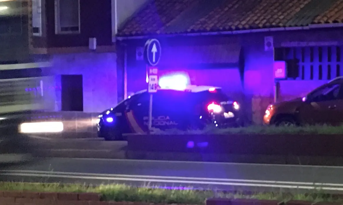 Una patrulla de la polic&iacute;a nacional la pasada noche. / A