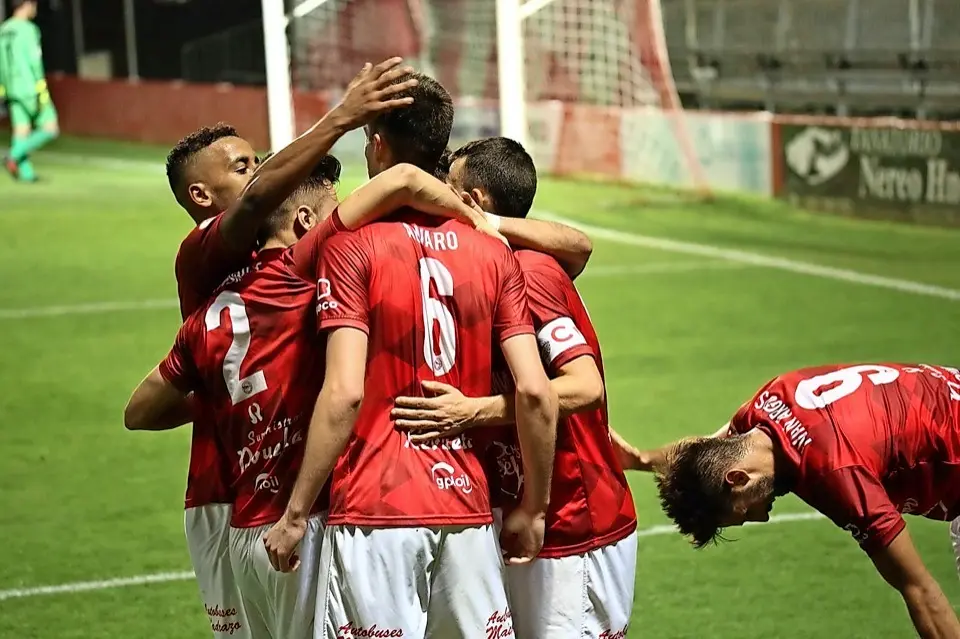 Los jugadores del Laredo celebran su gol. / CD Laredo