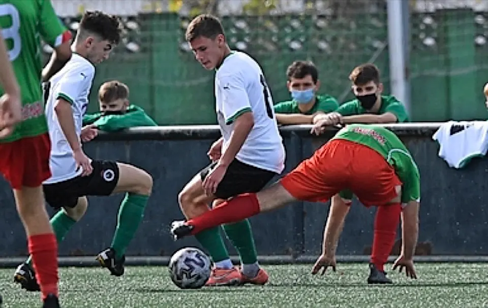 Dos jugadores del Racing pugnan por el bal&oacute;n con un rival. / Hardy