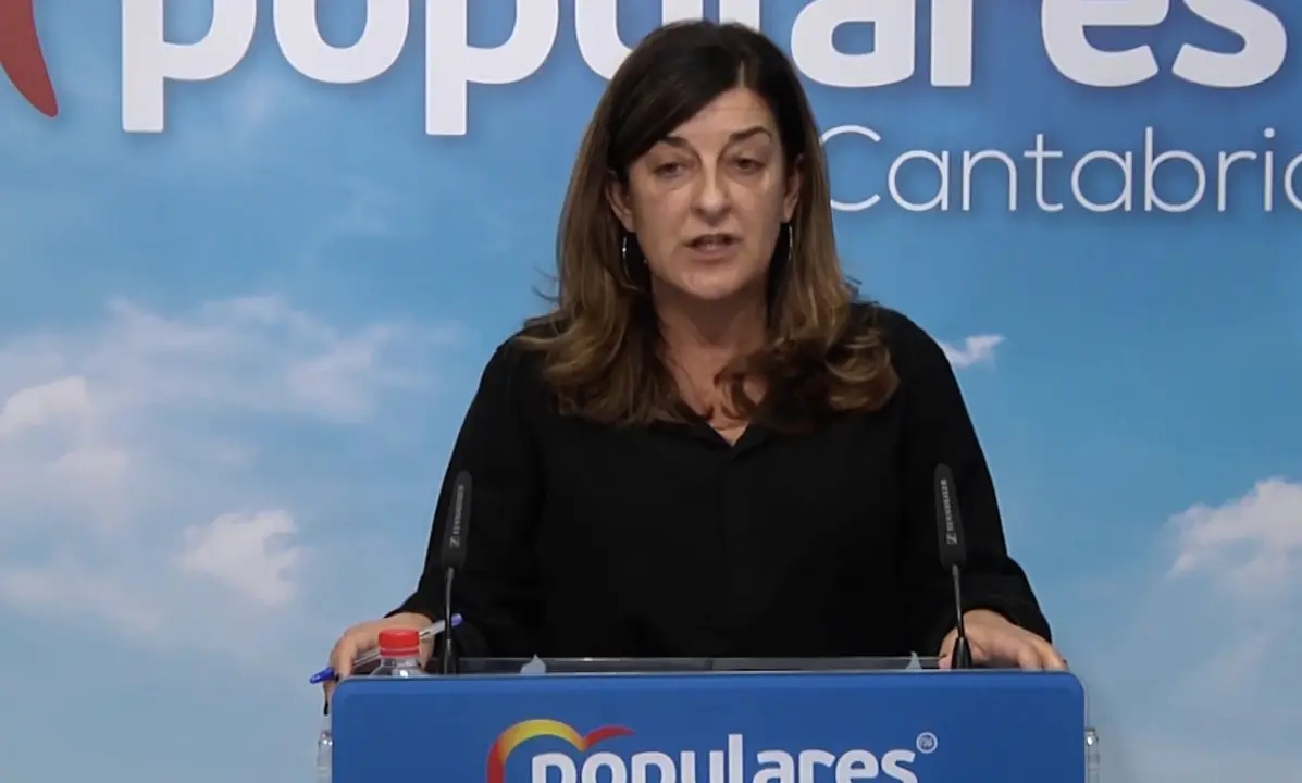 Maria Jose Saenz de Buruaga durante la rueda de prensa ofrecida hoy en la sede del partido. / ALERTA