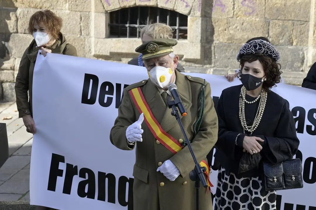 El actor Fernando Mor&aacute;n, quien se han puesto en la piel de Francisco Franco, interviene en la marcha c&iacute;vica para pedir la "devoluci&oacute;n" al patrimonio p&uacute;blico de la Casa Cornide. / E. PRESS