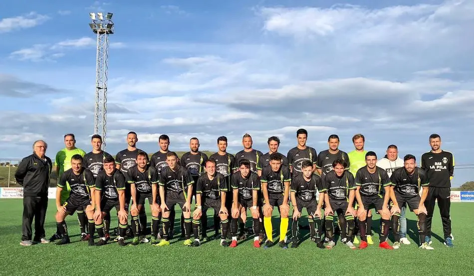 Toda la plantilla de Miengo CF se hace la foto de familia de la temporada 2020/21. / ALERTA