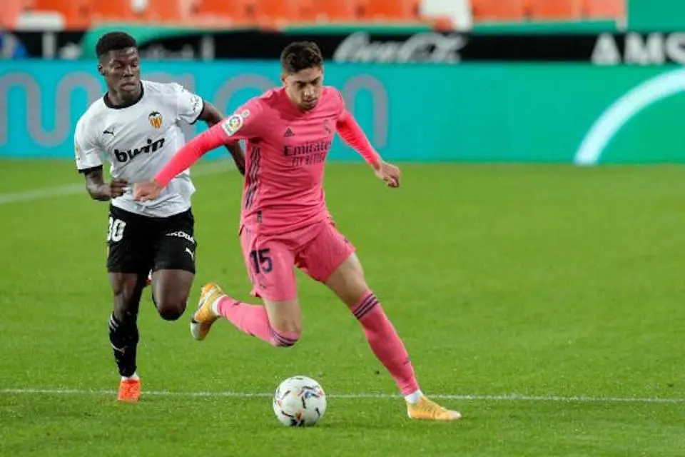 El jugador del Real Madrid, Valverde junto a Musah. / EFE