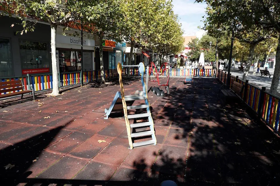 Vista de un parque infantil vac&iacute;o este lunes en el Valle de la Oliva (Majadahona). / EFE - Zipi