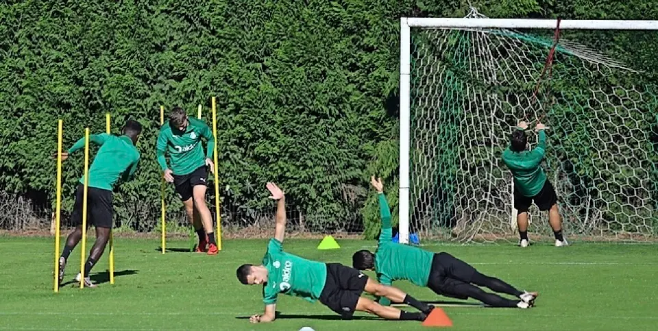 Los jugadores del Racing realizando un exigente circuito f&iacute;sico en el entrenamiento de ayer. / Hardy