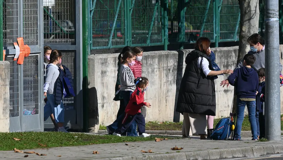 Varios ni&ntilde;os saliendo del Colegio Los Agustinos en el d&iacute;a de hoy. / Hardy