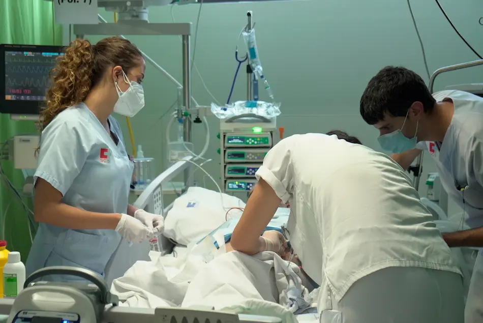 Enfermeros de la zona de Urgencias en el Hospital Marqu&eacute;s de Valdecilla. / ALERTA