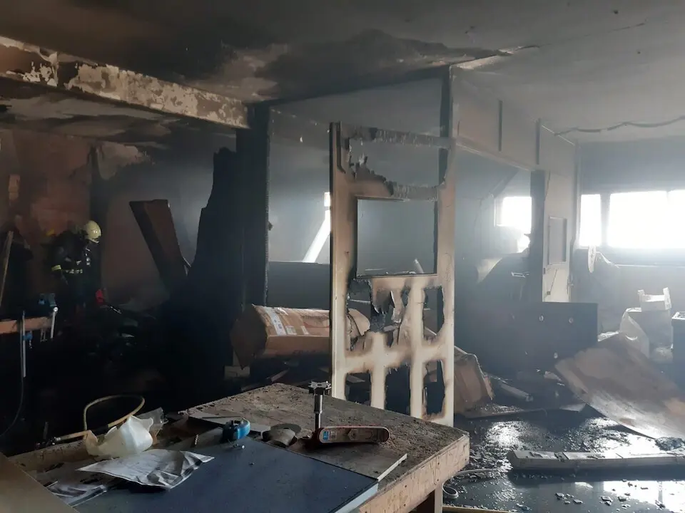 Incendio en una nave industrial de Malia&ntilde;o. / ALERTA