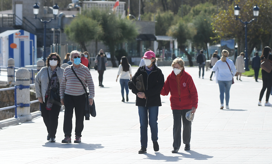 Dos personas caminan por el Paseo Pereda de Santander. / HARDY