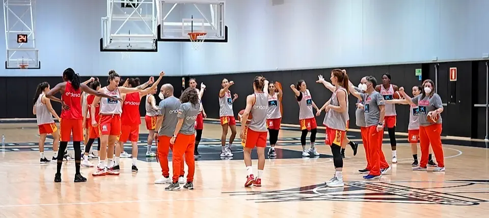 Jugadoras, t&eacute;cnicos y asistentes antes de comenzar el entrenamiento en las instalaciones de L&rsquo; Arquer&iacute;a. / FEB