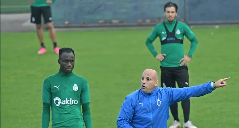 Rozada, explicando ayer a sus hombres los movimientos a realizar con bal&oacute;n en el 4-4-2. / Hardy