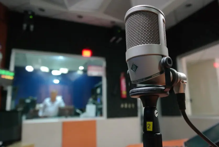 https://cdn.pixabay.com/photo/2016/08/01/22/54/microphone-1562354_1280.jpg