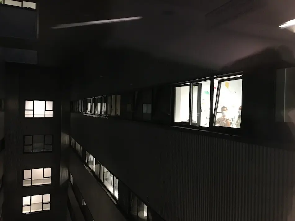 Dos sanitarios en una planta del Hospital Marqu&eacute;s de Valdecilla. / ALERTA