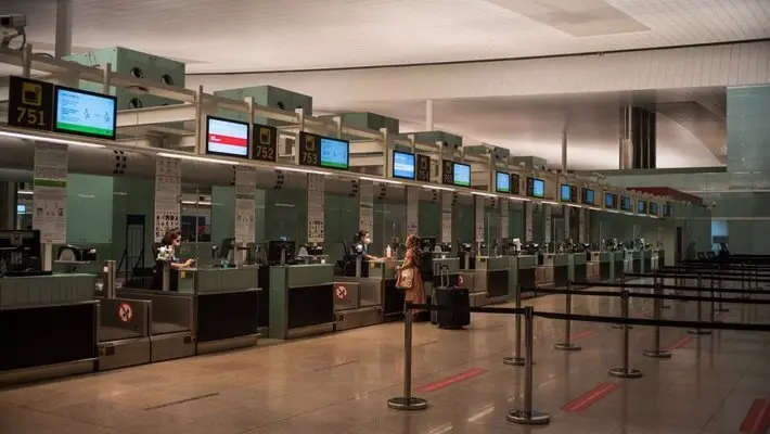 Una pasajera acude a los mostradores de las aerol&iacute;neas del Aeropuerto Josep Tarradellas Barcelona-El Prat, en Barcelona, Catalunya, (Espa&ntilde;a), a 12 de septiembre de 2020. Una jornada marcada por la pandemia del coronavirus. - Matias Chiofalo - Archivo