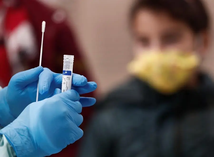 Una enfermera se dispone a realizar una prueba PCR. EFE/Jes&uacute;s Diges/Archivo