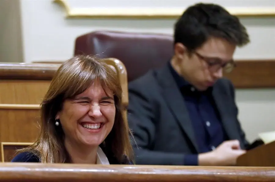 La diputada de JxCats Laura Borras, y el de M&aacute;s Pa&iacute;s, I&ntilde;igo Errej&oacute;n, durante la segunda jornada del debate de investidura de Pedro S&aacute;nchez como presidente del Gobierno este domingo en el Congreso de los Diputados. EFE/Mariscal