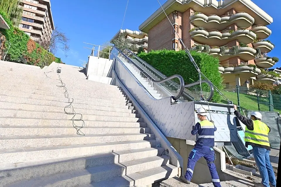 Colocaci&oacute;n de las escaleras mec&aacute;nicas. / ALERTA