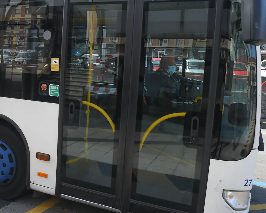 Autob&uacute;s en la estaci&oacute;n de Santander. / Hardy