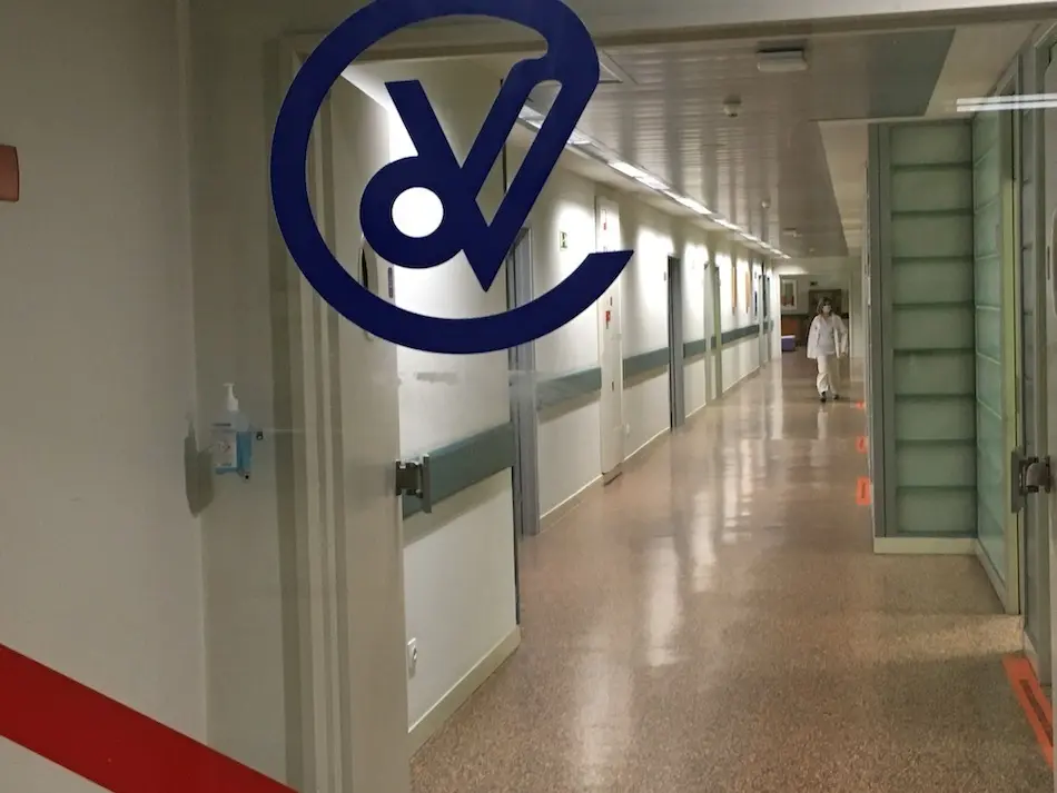 Una sanitario por un pasillo del Hospital Marqu&eacute;s de Valdecilla. / S.D.