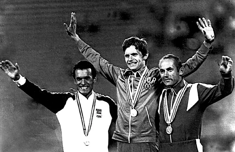 ***VERSI&Oacute;N CORREGIDA*** HI6346. MADRID, 10/11/2020.- Jordi Llopart, que en Mosc&uacute; 1980 logr&oacute; la plata en los 50 kil&oacute;metros marcha -la primera medalla del atletismo espa&ntilde;ol en unos Juegos Ol&iacute;mpicos- est&aacute; "en coma profundo" y "pendiente del servicio de trasplantes". Tras anunciarse el fallecimiento del exatleta, de 68 a&ntilde;os, la familia de &eacute;ste explica que la familia se siente "profundamente" apenada "por los acontecimientos" que est&aacute; sufriendo y comunica que "Jordi Llopart, aunque en coma profundo, est&aacute; vivo, ingresado en el hospital, pendiente del servicio de trasplantes". En la foto, Llopart (i) junto el alem&aacute;n Hartwig Gauder, medalla de oro, y el ruso Yvchenko, bronce, en el podio de los Juegos Ol&iacute;mpicos Mosc&uacute; 1980. EFE/Archivo