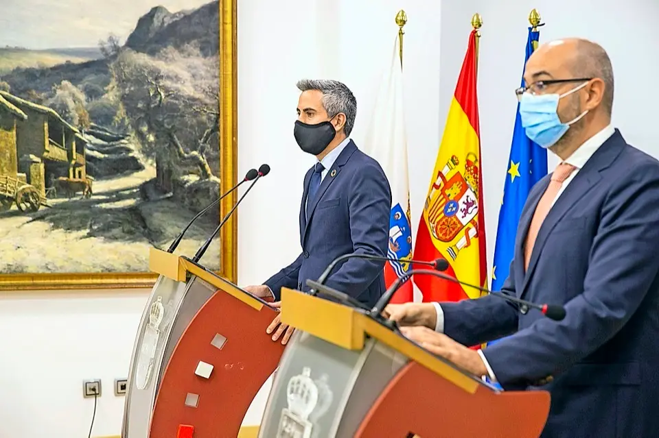 Pablo Zuloaga y Santiago Fuente durante la rueda de prensa. / Miguel l&oacute;pez