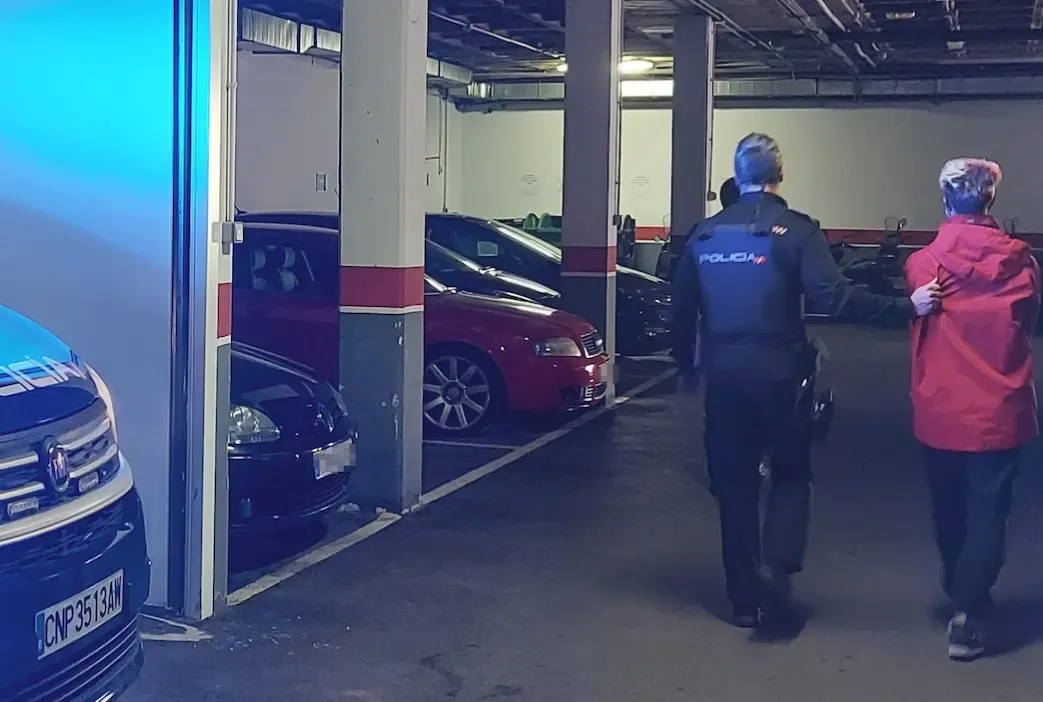 Un agente de polic&iacute;a con el detenido. / ALERTA
