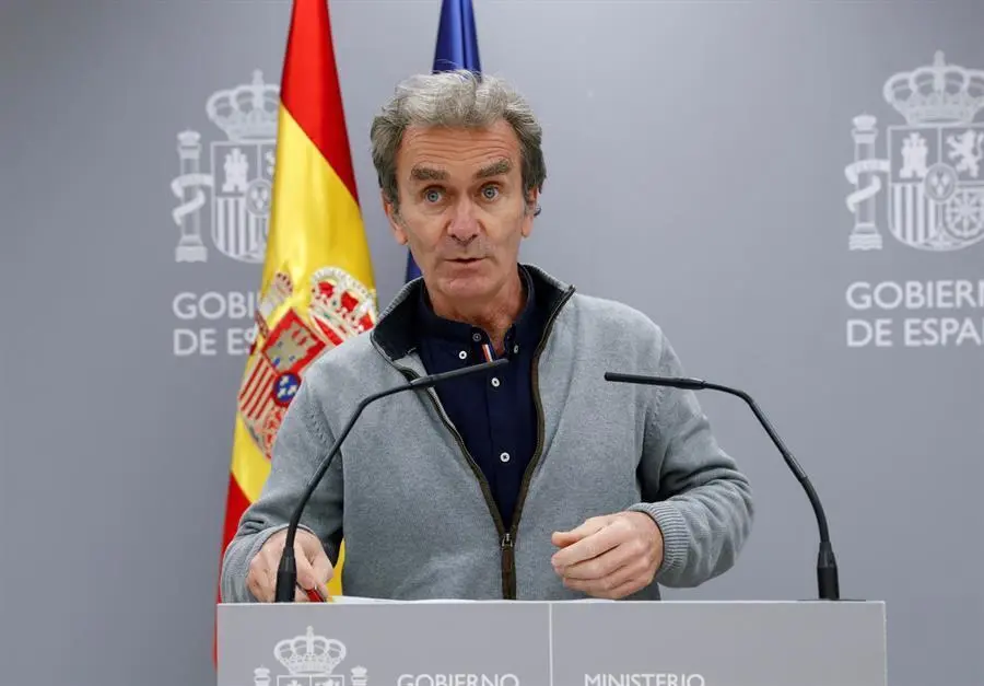 El director del Centro de Coordinaci&oacute;n de Alertas y Emergencias Sanitarias, Fernando Sim&oacute;n, ofrece una rueda de prensa este jueves en Madrid para actualizar la situaci&oacute;n de la pandemia. EFE/Zipi