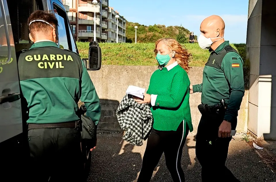 Carmen Moreno, la acusada por el crimen del cr&aacute;neo de Castro Urdiales, sale custodiada por agente de la Guardia Civil a su salida del Juzgado de Instrucci&oacute;n n&uacute;mero 3 de Castro Urdiales, Cantabria (Espa&ntilde;a), a 13 de noviembre de 2020. Carmen Moreno, de 61 a&ntilde;os, natural de Sevilla y la pareja del jubilado vasco cuya cabeza fue descubierta en una caja,  lleva en prisi&oacute;n desde que se descubri&oacute; lo ocurrido hace ya m&aacute;s de un a&ntilde;o. El 28 de septiembre de 2019 apareci&oacute; dentro de una caja un cr&aacute;neo, que result&oacute; ser de Jes&uacute;s Mar&iacute;a Baranda, de 67 a&ntilde;os y pareja de la sospechosa, con la que resid&iacute;a en una vivienda en la calle Padre Basabe de la localidad c&aacute;ntabra desde hace siete a&ntilde;os. El hombre, natural del Pa&iacute;s Vasco y que hab&iacute;a sido empleado de banca, se encontraba desaparecido desde febrero de 2019. La detenci&oacute;n de la acusada se produjo despu&eacute;s de que una amiga suya hallara el cr&aacute;neo dentro de una caja que le habr&iacute;a entregado hace meses para que la guardara, y que abri&oacute; ante el mal olor que desped&iacute;a.
13 NOVIEMBRE 2020;SUCESO;ASESINATO;CANTABRIA;CASTRO URDIALES
Juan Manuel Serrano Arce / Europa Press
13/11/2020