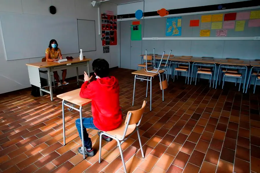 Un alumno de 2&ordm; de ESO del Instituto Joan Ram&oacute;n Benapr&egrave;s de Sitges, asiste a clase. EFE/Quique Garc&iacute;a/Archivo