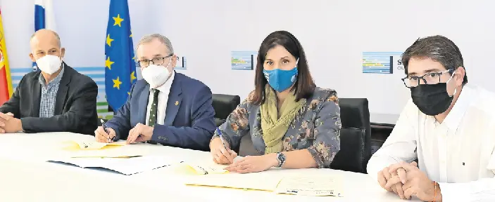 Los representantes durante la firma del convenio. / ALERTA