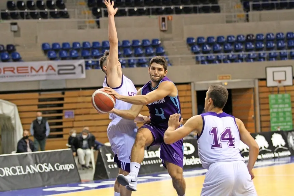 Andr&eacute;s Pariente, del Cantbasket, entrando a canasta. / Pablo Lanza