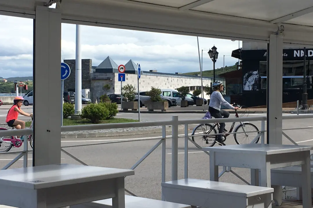 Vista de la calle de El Muelle desde un establecimiento de Suances. / S.D.