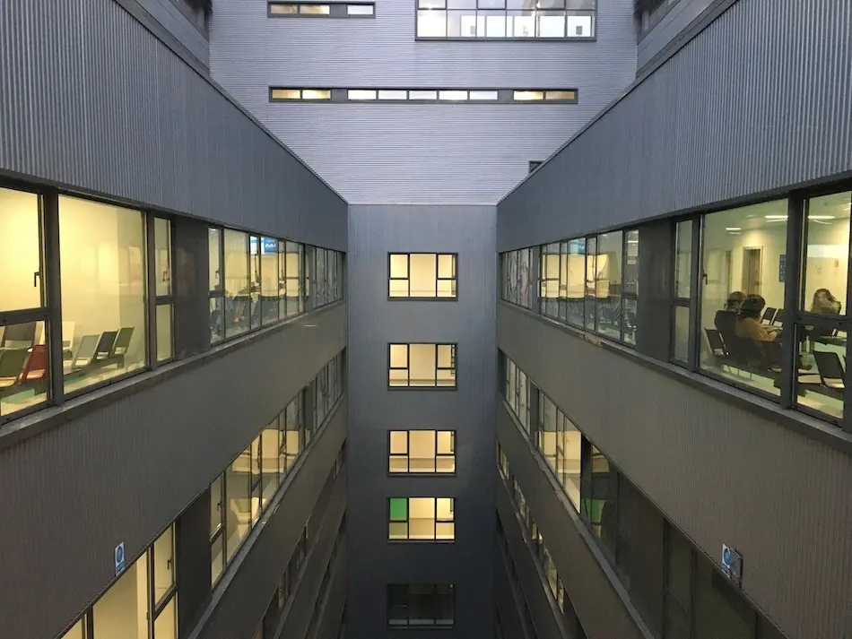 Vista de uno de los patios del Hospital Marqu&eacute;s de Valdecilla. / ALERTA