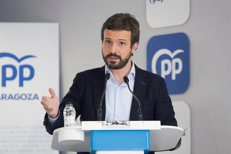 El l&iacute;der dle PP, Pablo Casado , durante su intervenci&oacute;n en la clausura del 17 Congreso Provincial de la formaci&oacute;n en Zaragoza, que se celebra telem&aacute;ticamente en la sede local del partido. EFE/Toni Gal&aacute;n