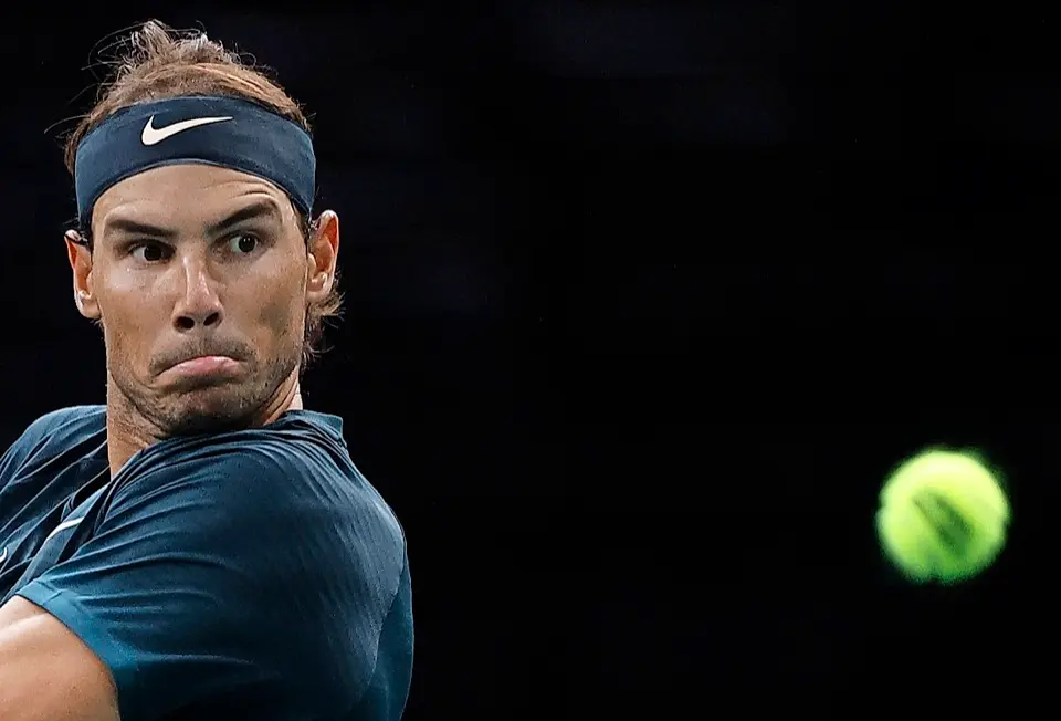Rafa Nadal devolviendo una pelota. / EFE