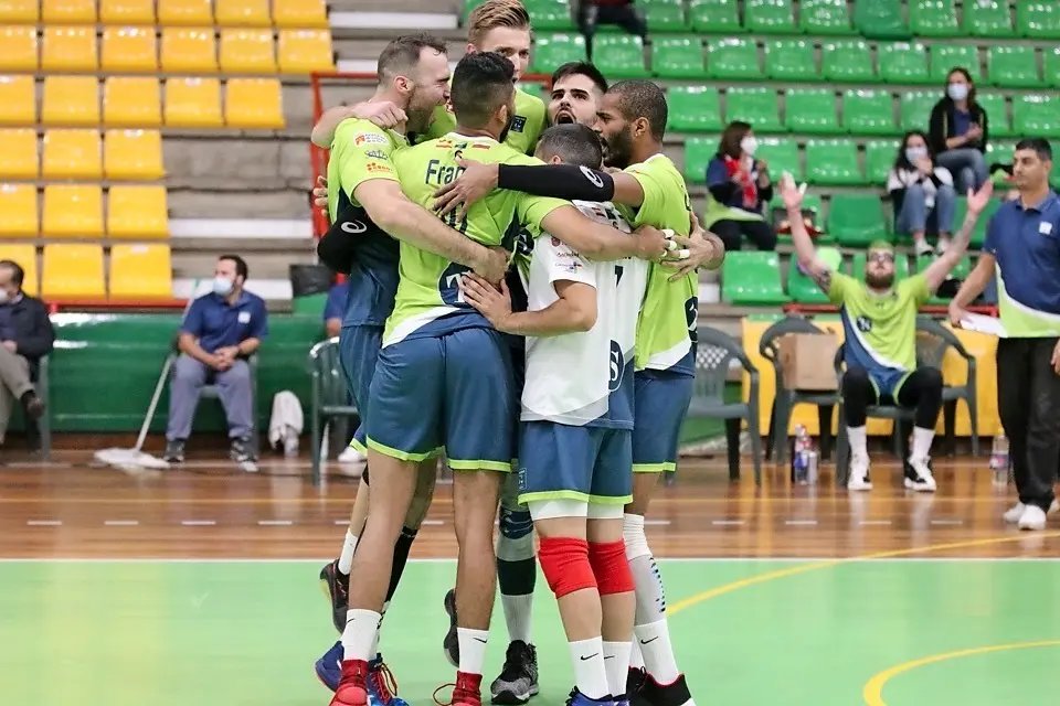 Los jugadores del equipo c&aacute;ntabro celebrando el triunfo. / Marcos Fierro