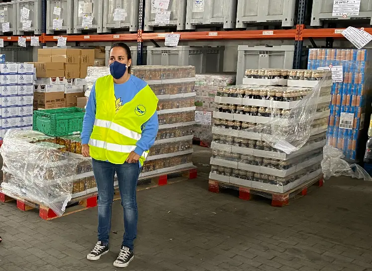 Una trabajadora en el almacen del banco de alimentos. / ALERTA ARCHIVO