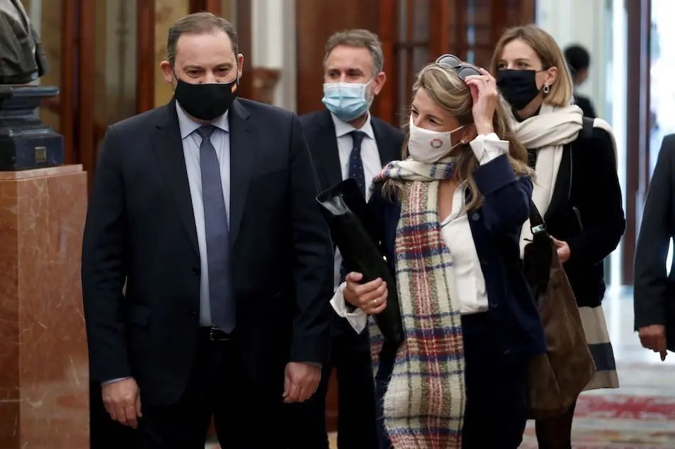 MADRID, 11/11/2020.- Los ministros de Transportes, Jos&eacute; Luis &Aacute;balos y Trabajo, Yolanda D&iacute;az, a su llegada a la sesi&oacute;n de tarde del Pleno del Congreso que debate este mi&eacute;rcoles el proyecto de ley de presupuestos generales del Estado para 2021. EFE/Mariscal