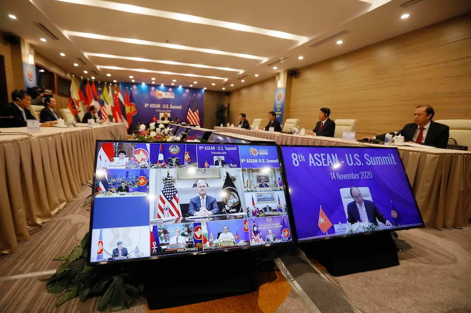 El Asesor de Seguridad Nacional de Estados Unidos, Robert O'Brien (C, en pantalla) participa en la VIII Cumbre virtual de la Asociaci&oacute;n de Naciones del Sudeste Asi&aacute;tico (ASEAN) - Estados Unidos en Hanoi, Vietnam, 14 de noviembre 2020. EFE / EPA / LUONG THAI LINH