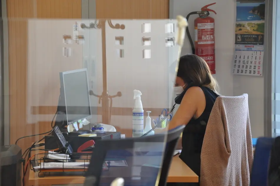 Una trabajadora p&uacute;blica atiende en la oficina del Paro en Torrelavega. / S.D. / ARCHIVO