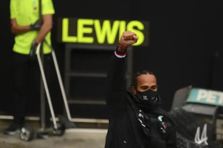 El piloto brit&aacute;nico de F&oacute;rmula 1 Lewis Hamilton de Mercedes-AMG Petronas celebra despu&eacute;s de ganar la carrera y el 7 &deg; Campeonato de F&oacute;rmula Uno en el Gran F&oacute;rmula Uno de Turqu&iacute;a 2020 en el circuito Intercity Istanbul Park, Estambul, Turqu&iacute;a, el 15 de noviembre de 2020 (F&oacute;rmula Uno, Turqu&iacute;a). , Estanbul) EFE / EPA / Clive Mason / Pool