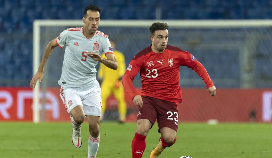 Busquets persigue a Shaqiri en el Espa&ntilde;a - Suiza de pasado s&aacute;bado. / EFE