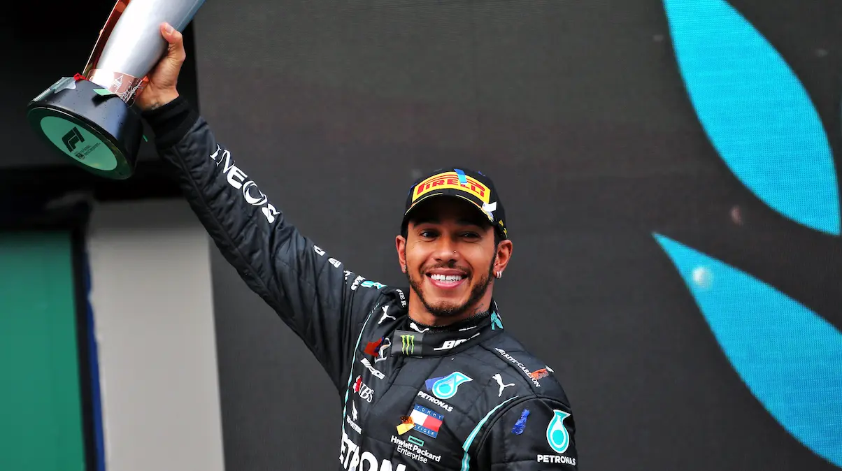El brit&aacute;nico Lewis Hamilton sonriente en el podio del Gran Premio de Turqu&iacute;a. / E. PRESS