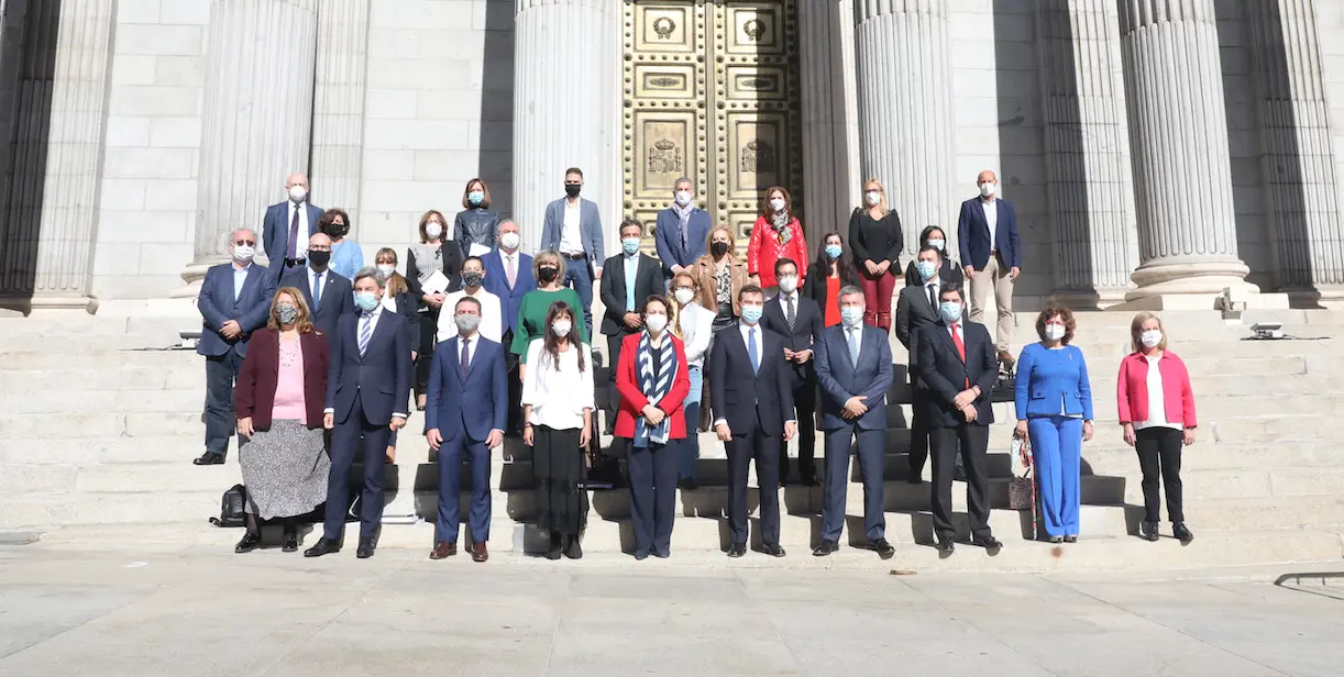 Fotograf&iacute;a conjunta de los miembros de la Comisi&oacute;n de seguimiento y evaluaci&oacute;n del Pacto de Toledo, frente al Congreso de los Diputados - Marta Fern&aacute;ndez Jara. / E. PRESS